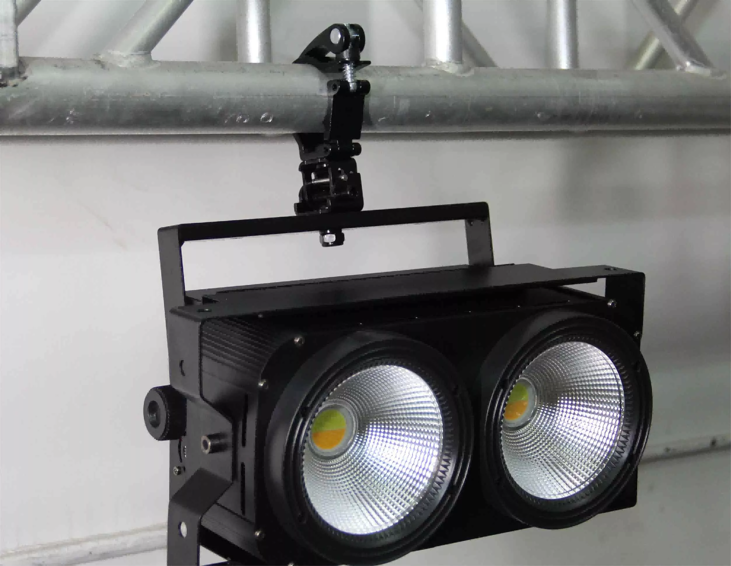 Abrazadera de luz para armaz&oacute;n delgada y s&uacute;per liviana Mini 360 QR3.webp