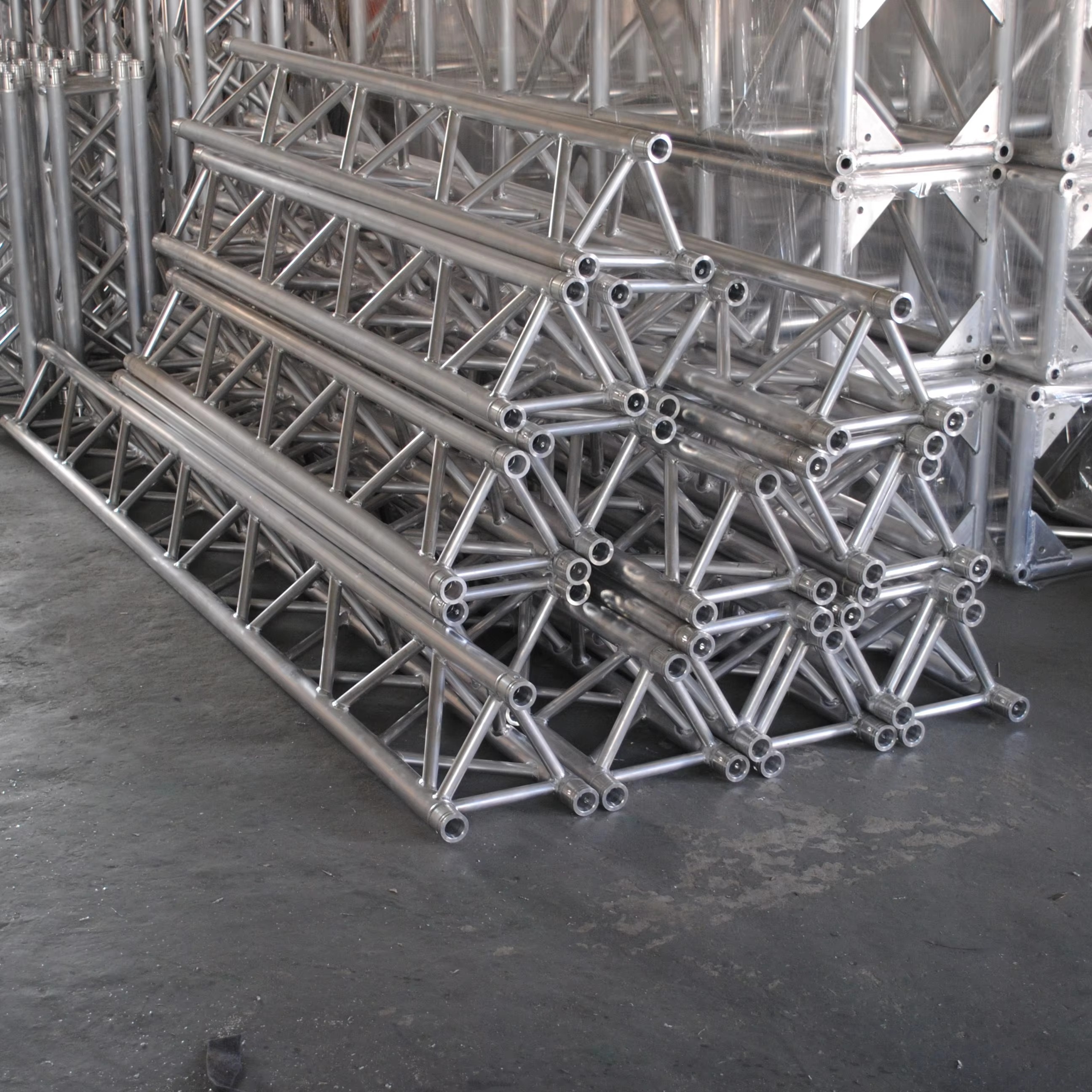 iluminaci&oacute;n de escenario tri&aacute;ngulo truss.jpg