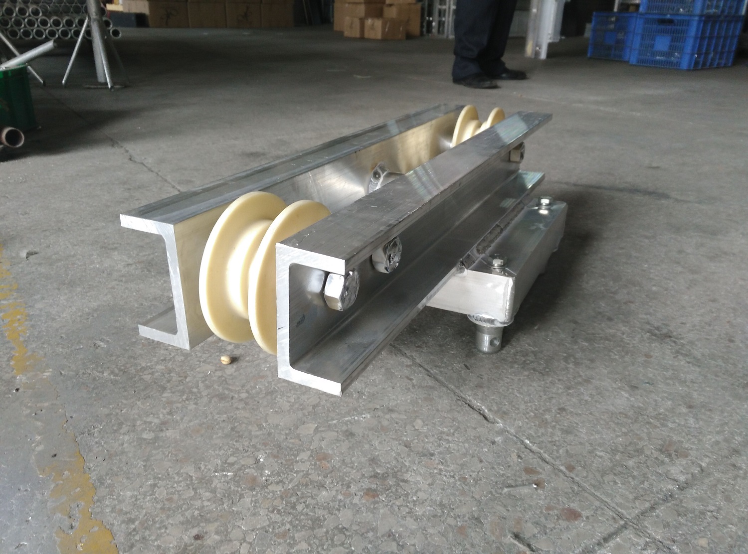 Secci&oacute;n superior de aluminio con ruedas4.jpg