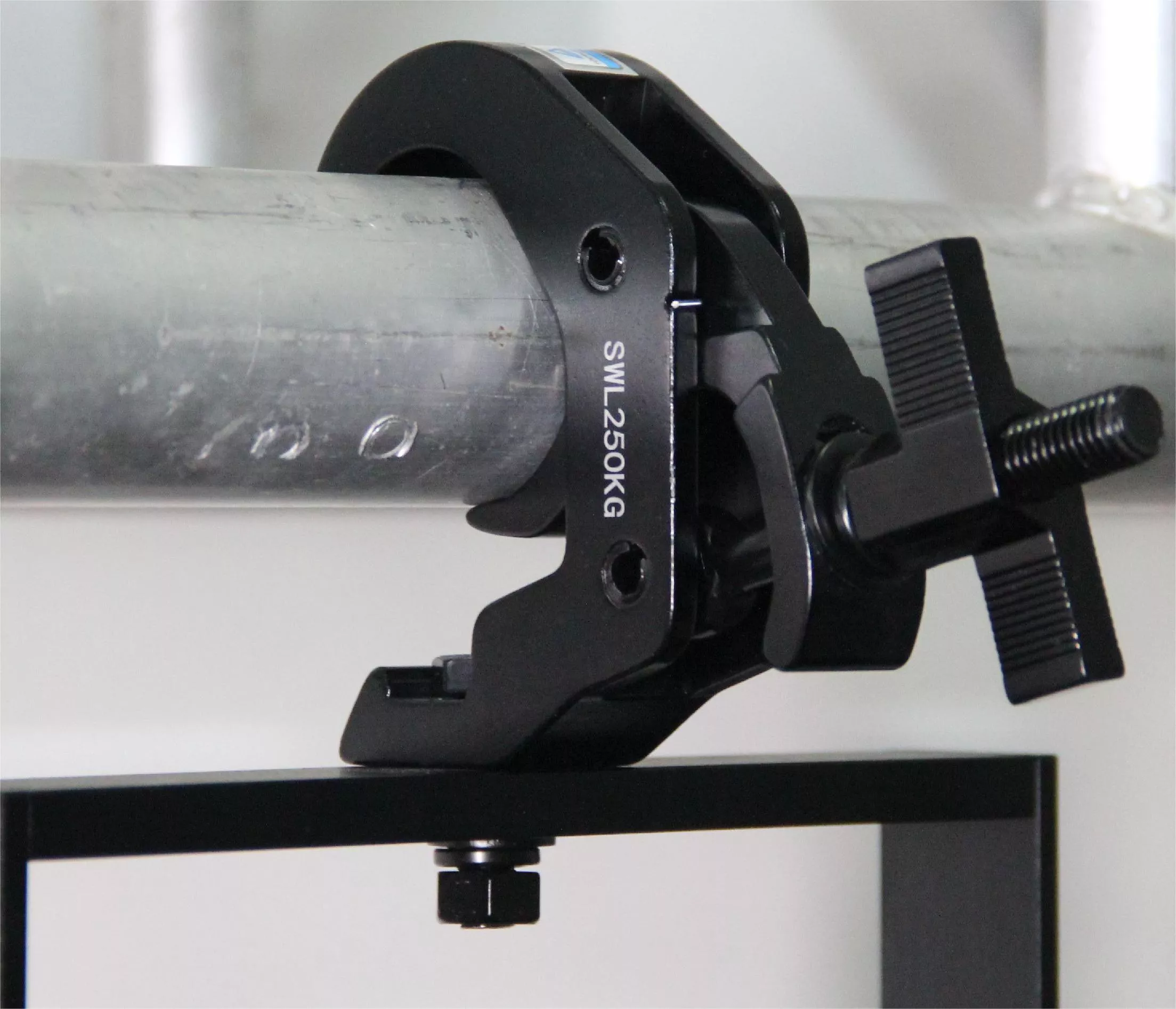 Abrazadera de agarre de aluminio negra de 48 a 51 mm3.webp