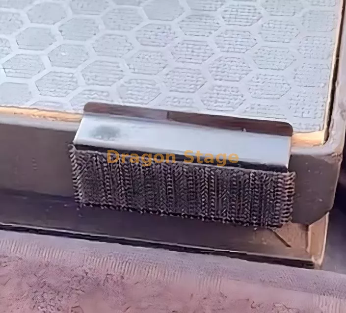 Clip para fald&oacute;n de escenario con gancho y velcro Surface.webp